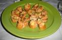 Crostinis aux œufs brouillés et crevettes roses
