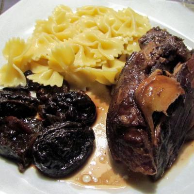Rouelle de porc au vin rouge et pruneaux