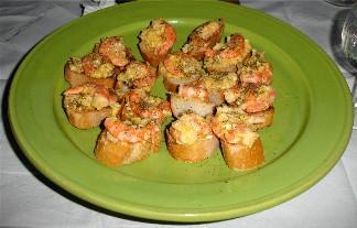 Crostinis aux œufs brouillés et crevettes roses
