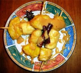 Brochettes de bananes et d’ananas caramélisées aux épices douces